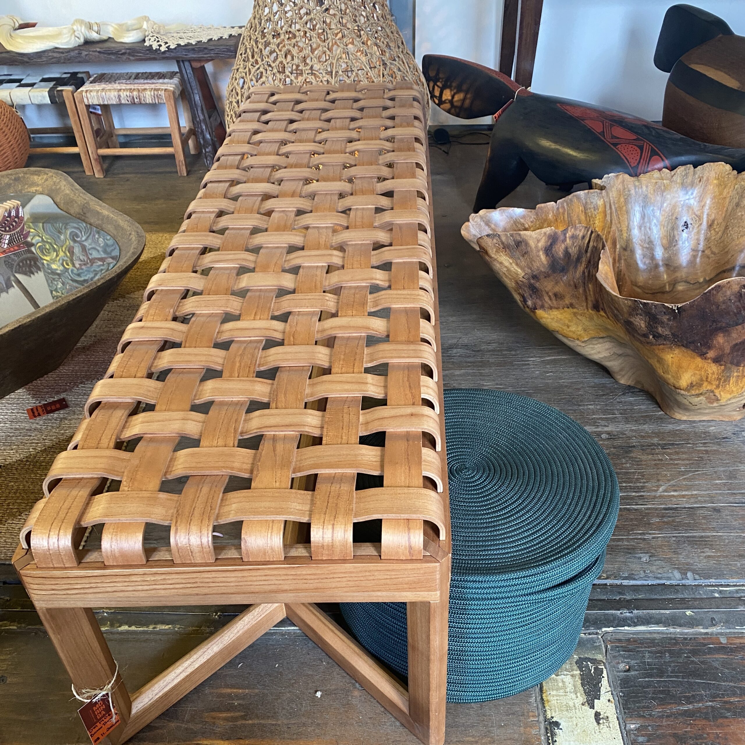 BANCO RECAMIER EM MADEIRA TRANÇADA EM COURO NATURAL - Image 2